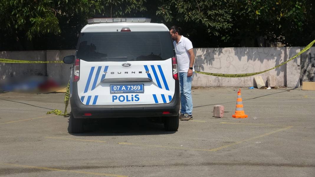 Pazar alanında yarı çıplak ceset bulundu! 3